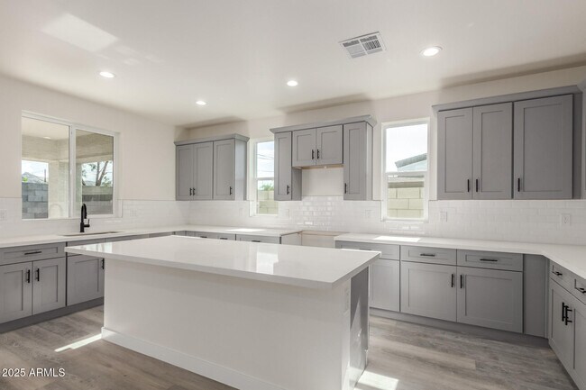 Building Photo - 957 E Desert Ln