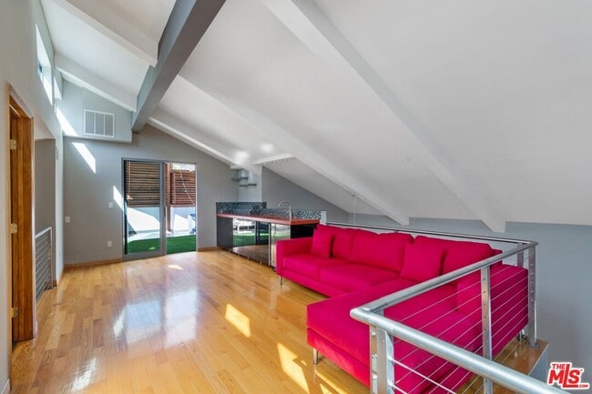 Building Photo - 8614 Hollywood Blvd