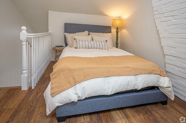 Building Photo - Uptown Renovated 1/1.5 apartment with Private Backyard