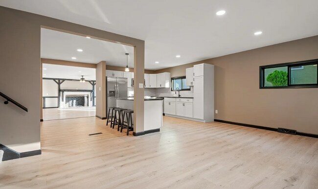 Building Photo - Spacious 3 bedroom home