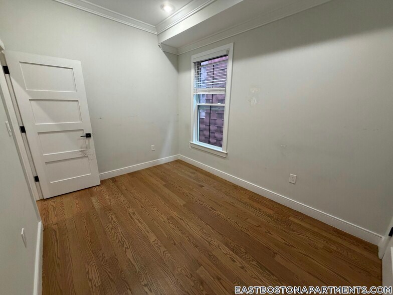 Building Photo - 464 Sumner St