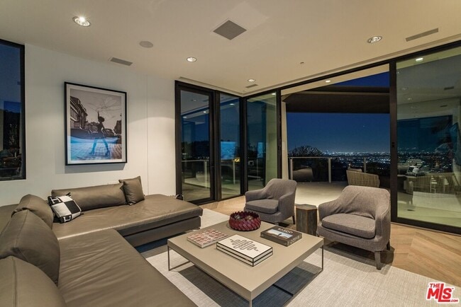Building Photo - 9405 Sierra Mar Pl
