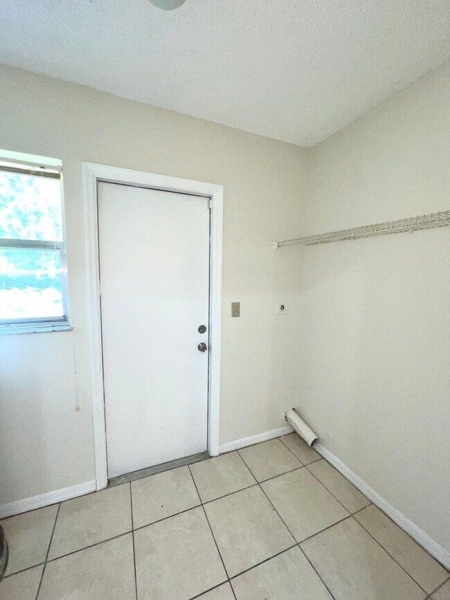 Building Photo - 2 Bedroom. 2 Bath Duplex on 14th Street