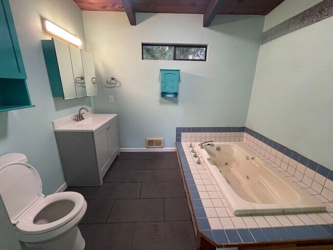 Building Photo - Fantastic 3 Bedroom Home with Gorgeous Oce...