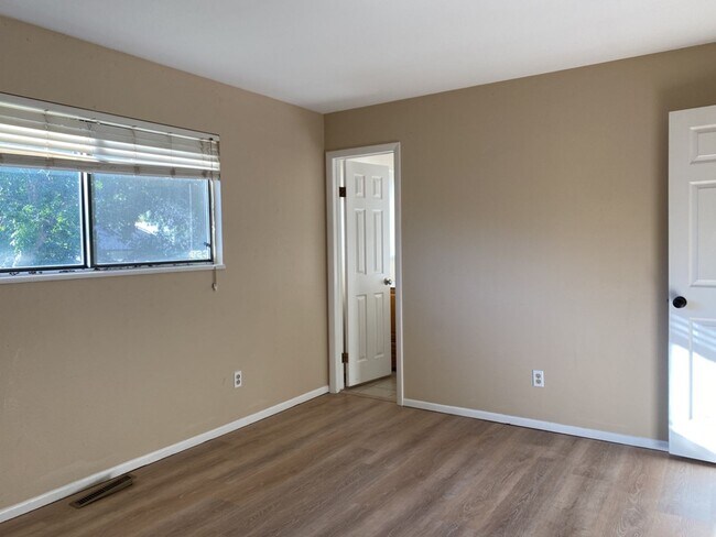 Building Photo - STUDENTS WELCOME! 5 Bedroom 3 Bathroom Bi-Level Single-Family Home in Midtown Fort Collins