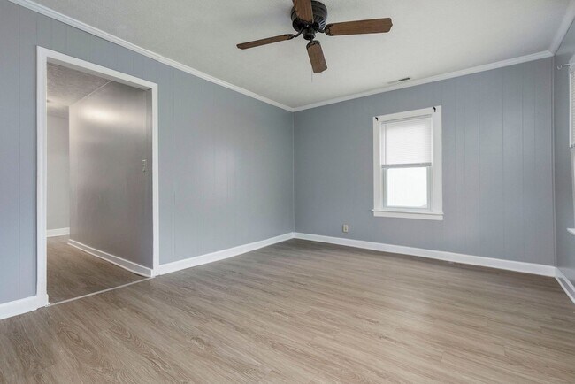 Building Photo - 4060 La Salle Ave