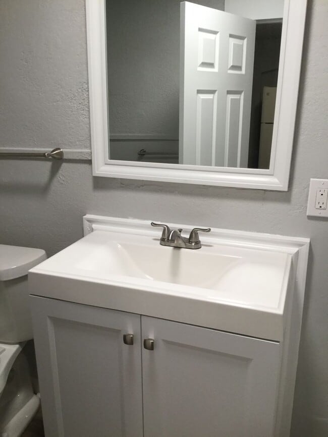 Building Photo - 2+ Bedroom home Near Downtown!