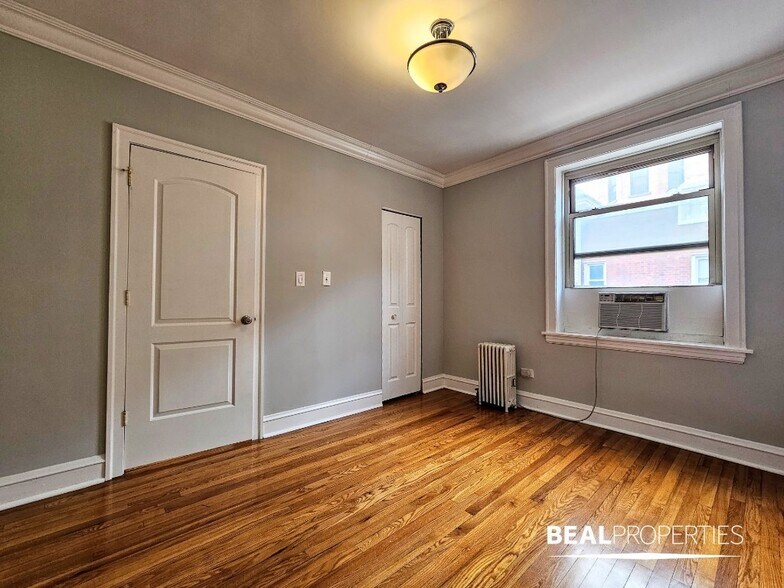 Building Photo - 548 W Surf St