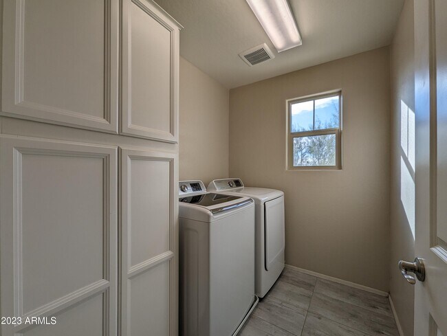 Building Photo - 1253 N 166th Ave