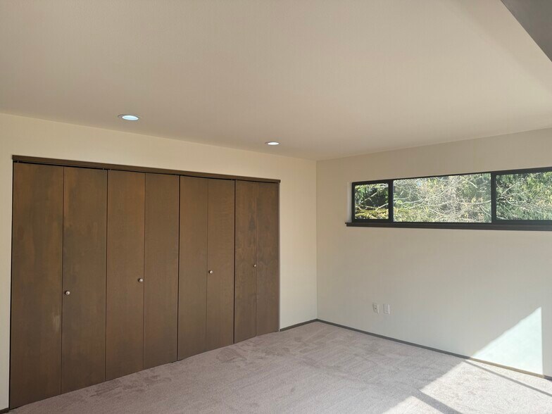 Building Photo - 1411 N 200th St