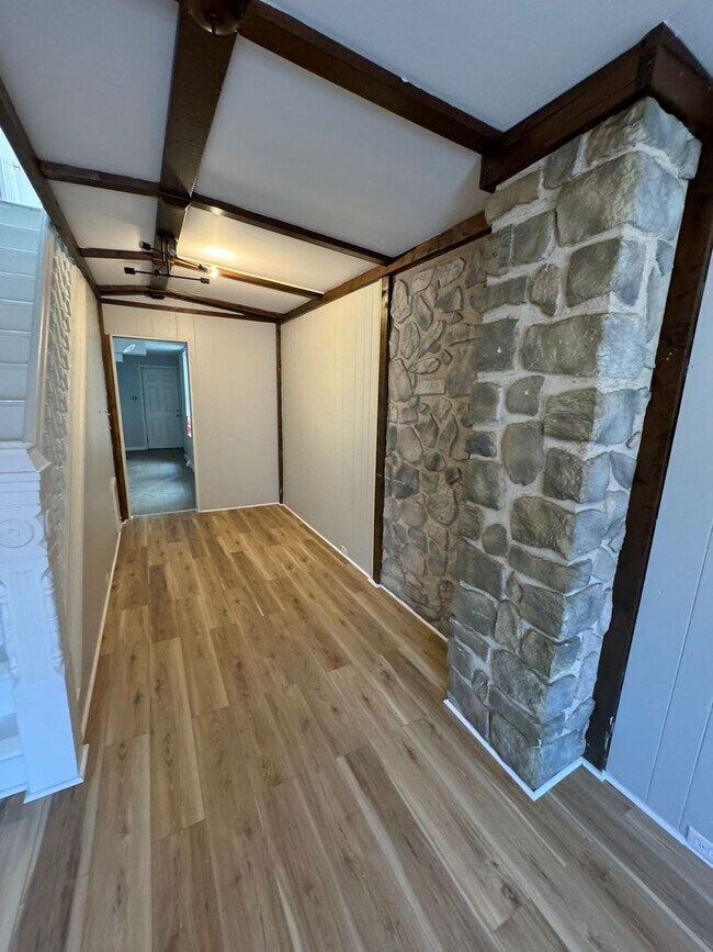 Building Photo - 3 Bedroom 1 bath house