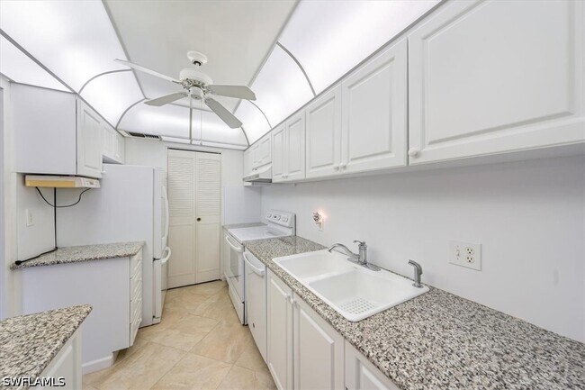 Building Photo - 788 Park Shore Dr