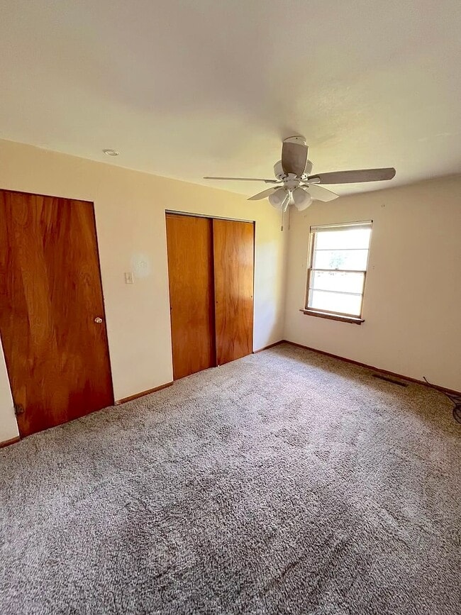 Building Photo - 310 S 10th St