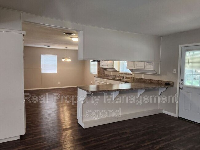 Building Photo - 7009 Corona Dr