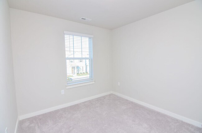 Building Photo - Beautifully Maintained Townhome in a Prime Location