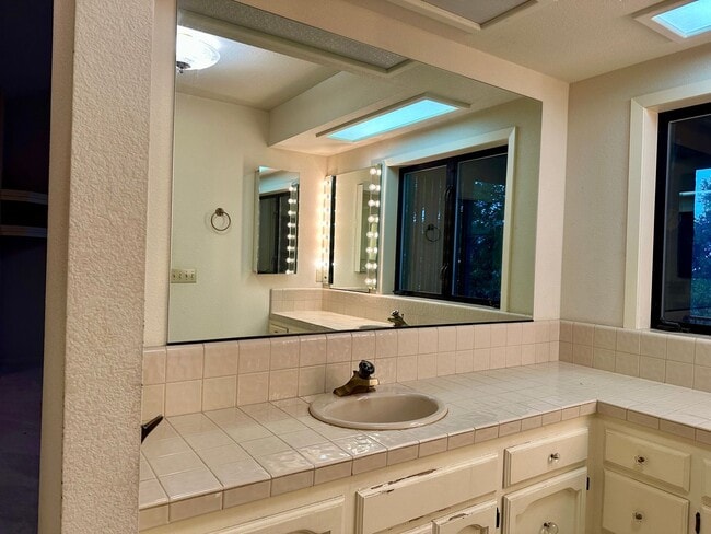 Building Photo - Available now, Executive 4 bdrm home with pool & hot tub!