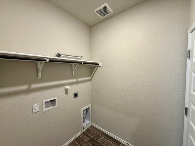 Building Photo - Lovely 1-story 4 bedroom/2 bath home is an...