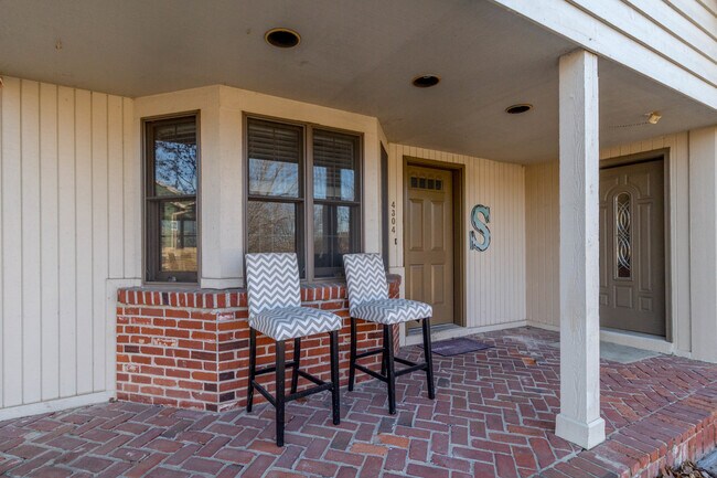 Building Photo - Large SW CoMo Duplex - 4 bed - 2.5 bath