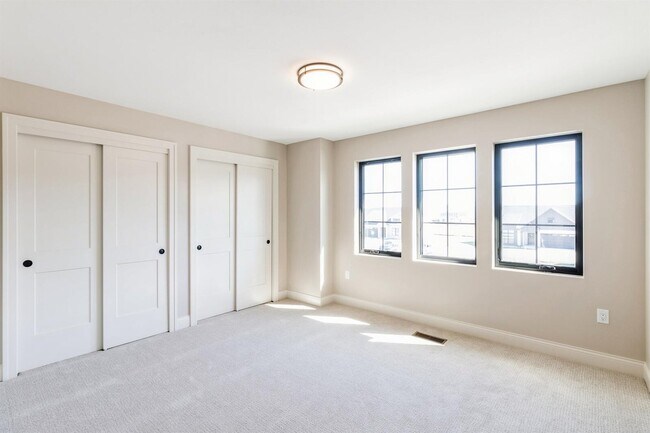 Building Photo - 2103 Lacey Dr