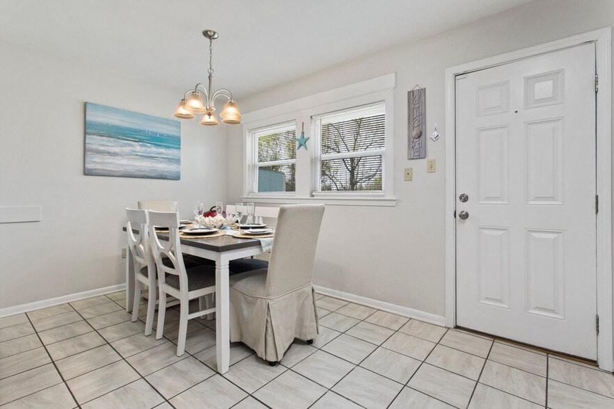 Building Photo - 805 Lewis Ave