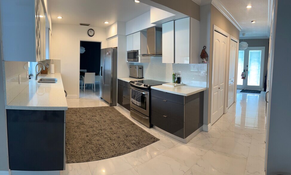 Building Photo - 880 NW 72nd Ter