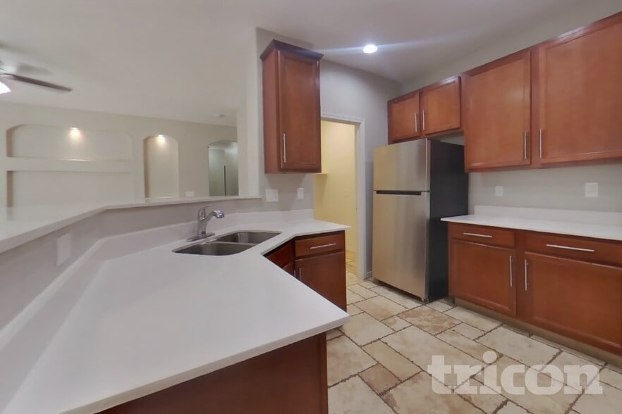 Building Photo - 504 W Beautiful Ln