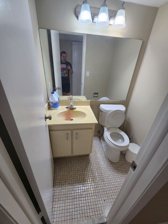 Building Photo - Large  1BR/1.5BA. No minimum Credit Score required!