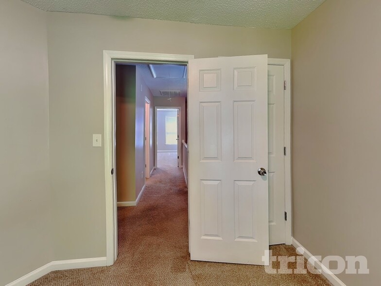 Building Photo - 4417 Woodlawn Dr