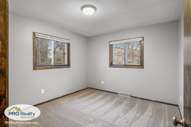 Building Photo - 5 Bedroom Home in Chisago City