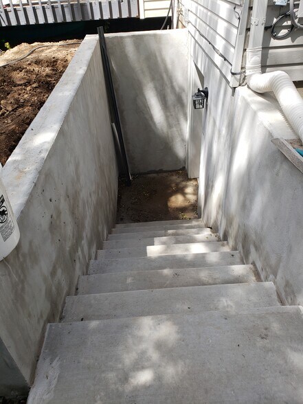 Building Photo - 587 HILLSIDE DR