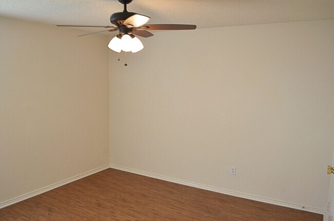 Building Photo - 2 Story Home with Great Floor Plan