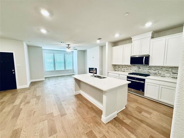 Building Photo - 7925 Bayside Dr