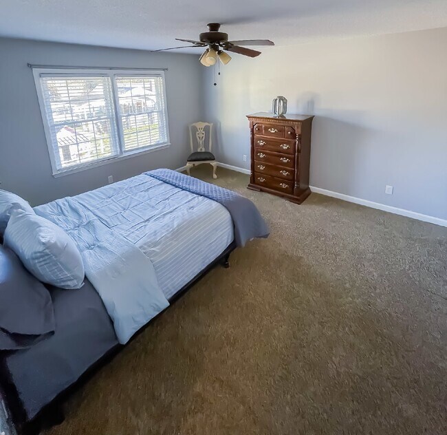 Building Photo - Spacious Stay for Crews | 4BR + Parking + ...