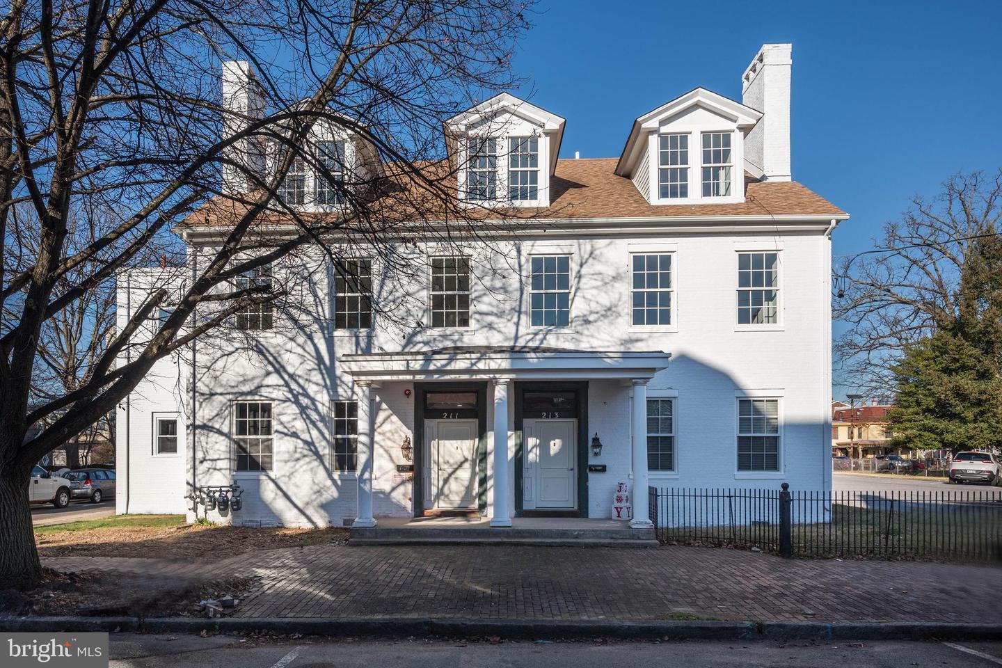 Building Photo - 211 E Union St