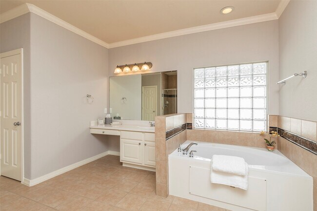 Building Photo - 10126 Holly Chase Dr