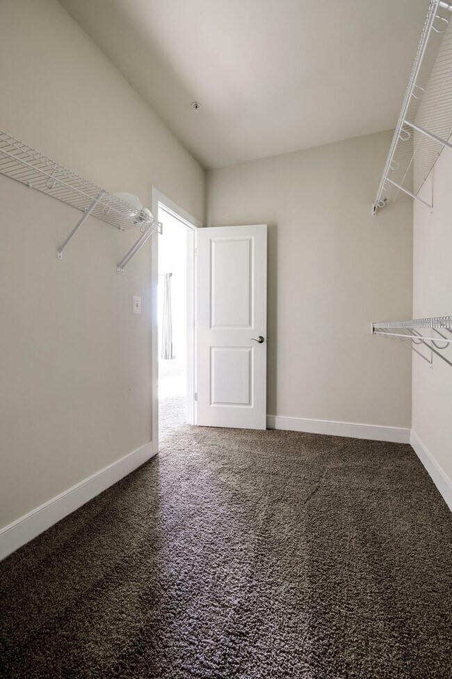 Building Photo - Updated 3br/2.5ba Condo Townhome Alexandria Walk to Metro