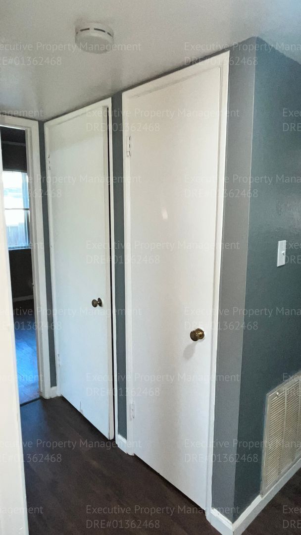 Building Photo - 3 bedroom/ 1.5 bathroom home with a detach...