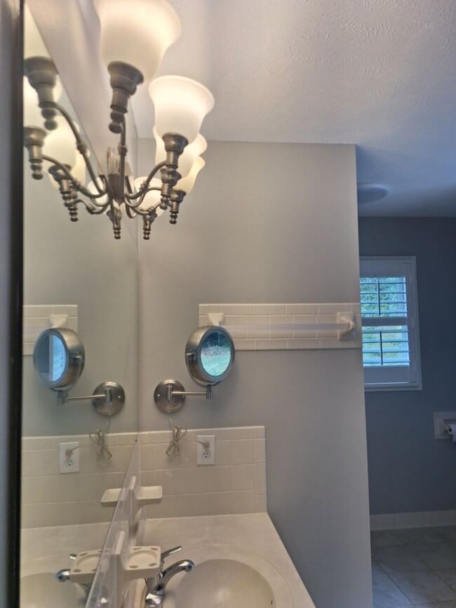 Building Photo - 4bd/3 bath located in desirable neighbor in Fox Den Subdivision in West Knoxville