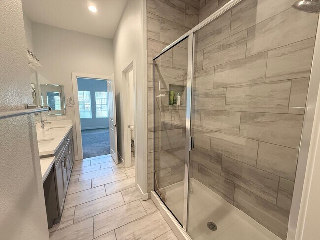 Building Photo - 3/BD 2.5/BA Sleek Townhome with High Ceili...