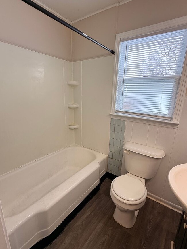 Building Photo - 218 Walnut St