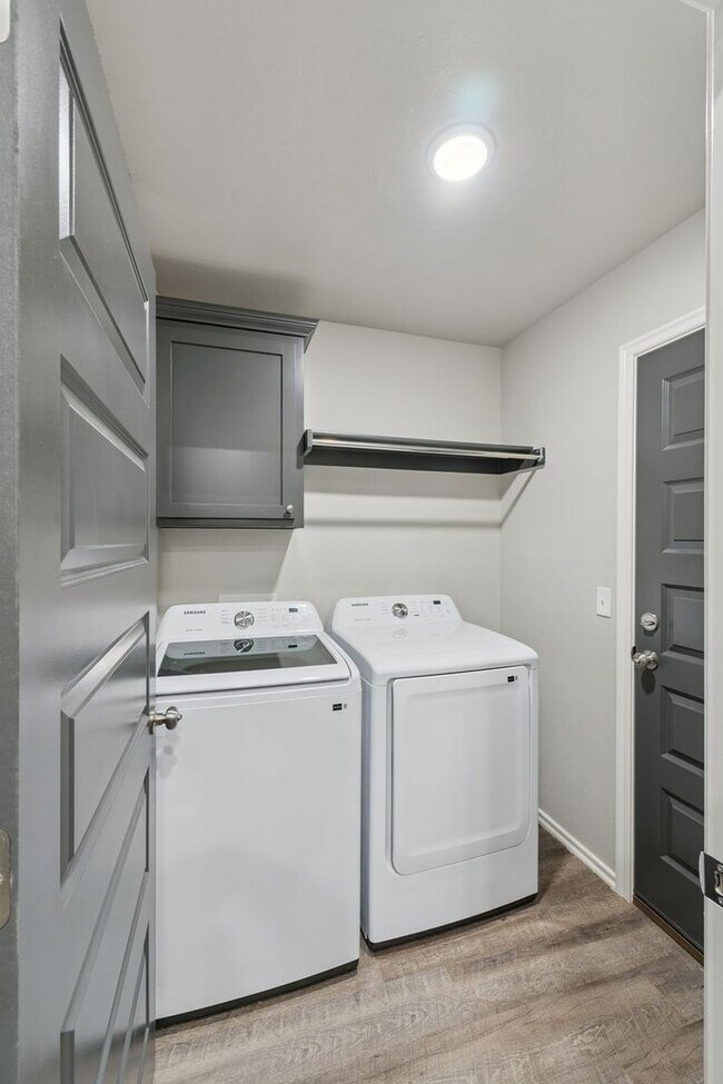 Building Photo - Beautiful 3 Bedroom, 2 Bath Home Close to Choctaw