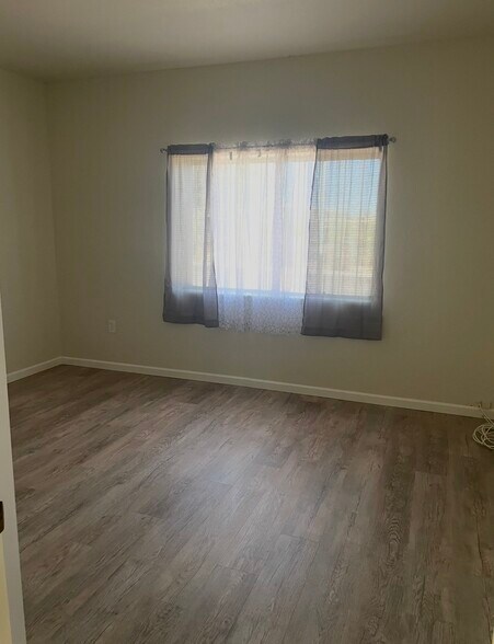 Building Photo - 1501 W Calle Mendoza