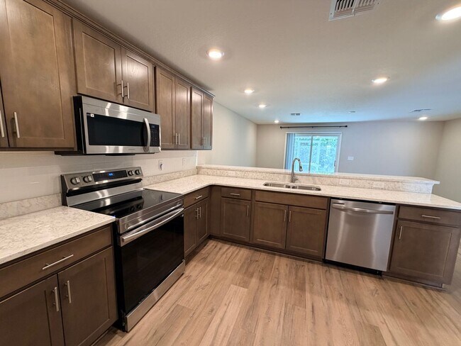 Building Photo - Modern 3BR Townhome in Plant City – Move-In Ready