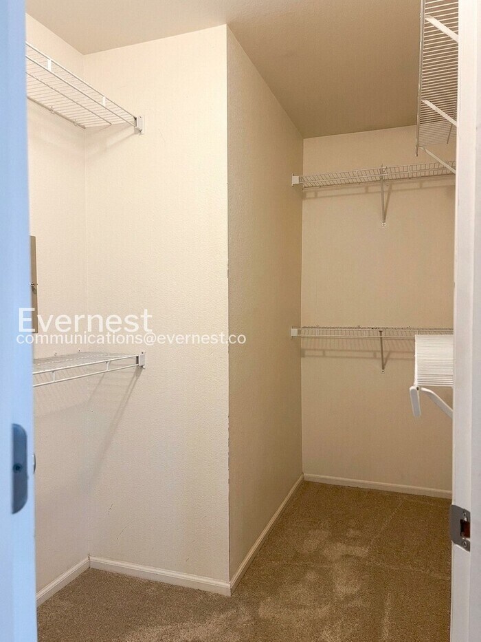 Building Photo - 8215 Silver Glen Dr