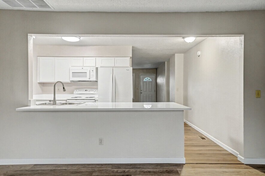 Building Photo - 4110 Coolidge Dr SE
