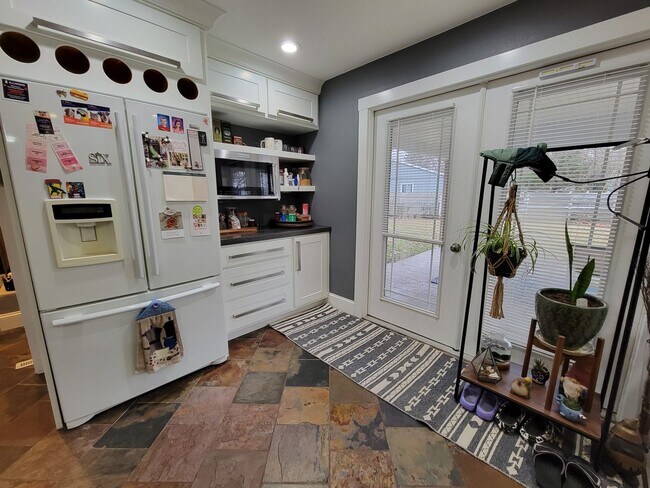 Building Photo - 1406 Briarwood Dr