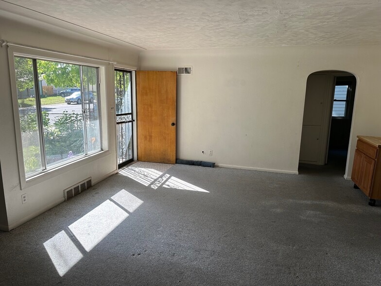 Building Photo - 2302 Willow Creek Dr