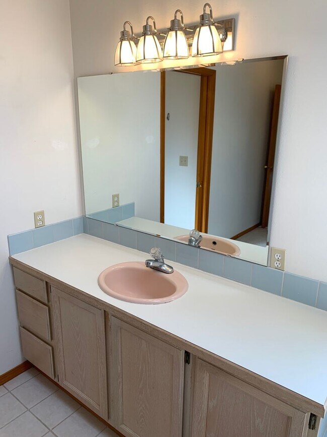 Building Photo - Well maintained 3 bed 2 bath rambler home in quiet Zenith neighborhood in Des Moines