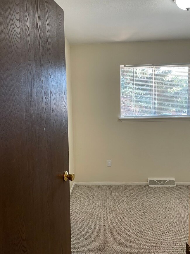 Building Photo - STUDENTS WELCOME! 3 Bed 1.5 Bath Home in g...