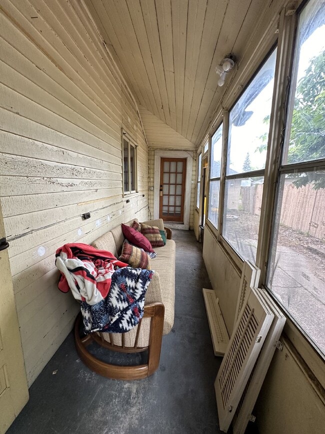 Building Photo - Exciting 4 Bed 1 Bath close to UWEC!